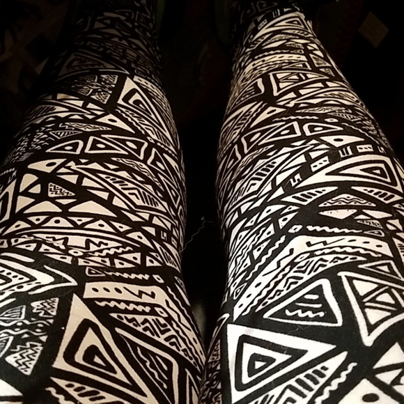 Super Comfy Black&White Tribal Print Leggings - Picture 5 of 5